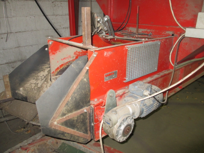 3511 Tong hopper with elevator, conveyor 