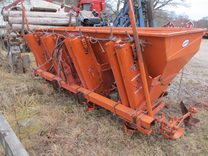 3654 Underhaug 4 row potato planter