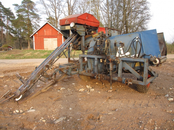 3766 Asa-lift T-10B carrot harvester mounted with bunker