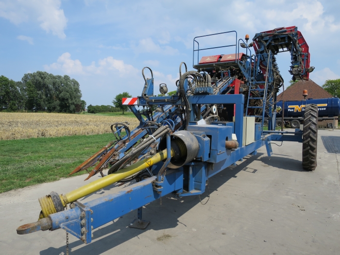 3967 Asa-Lift T255 2 row carrot harvester with elevato