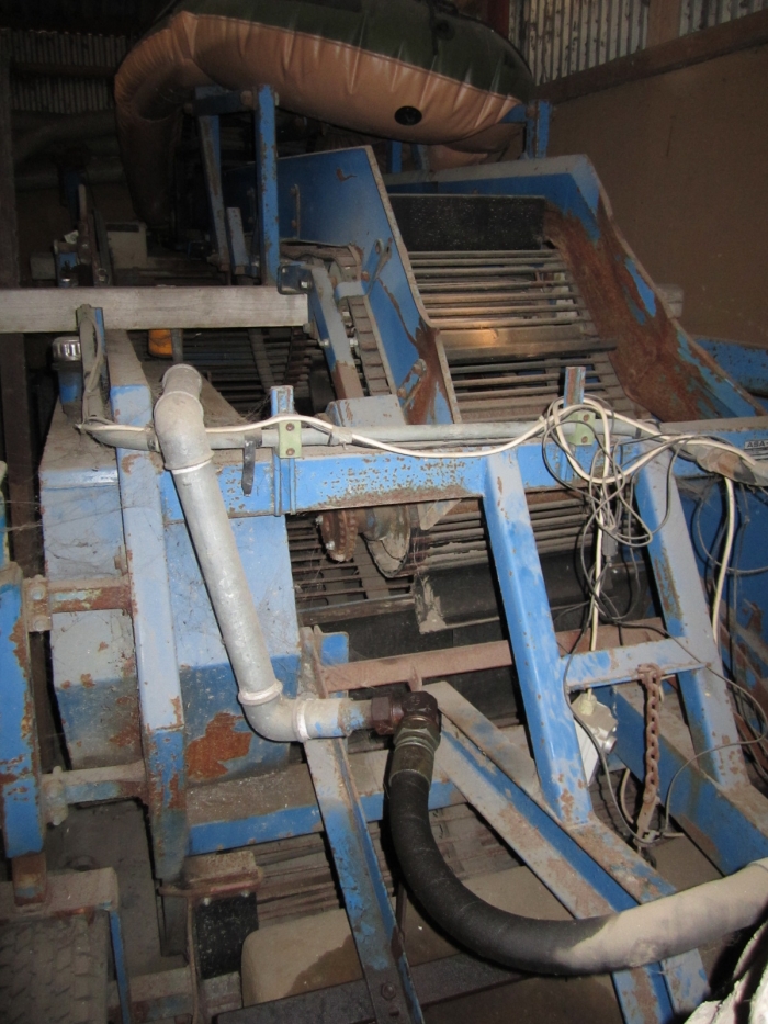 3035 ASA-LIFT onion loader trailed