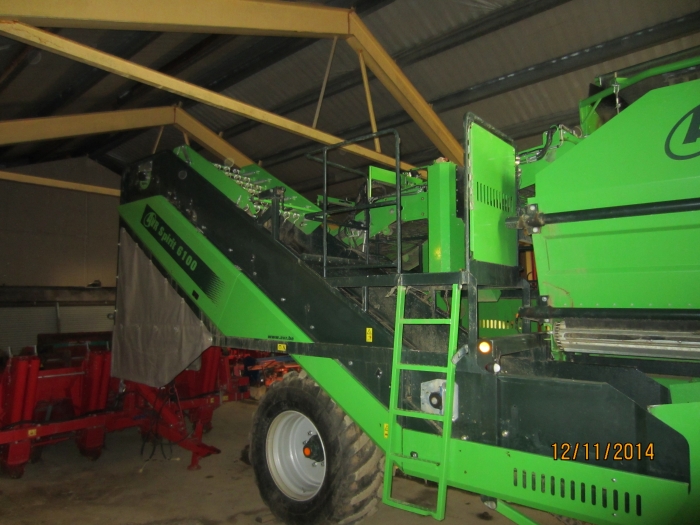 4026 AVR spirit 6100 1 row potato harvester