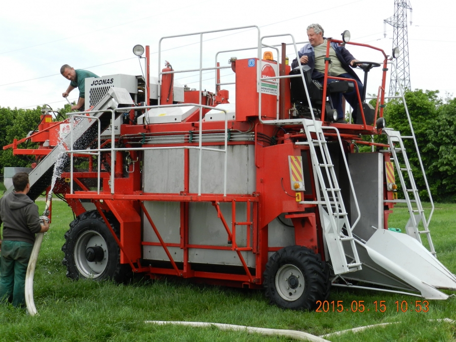 4117 Joonas 1500 berry harvester 