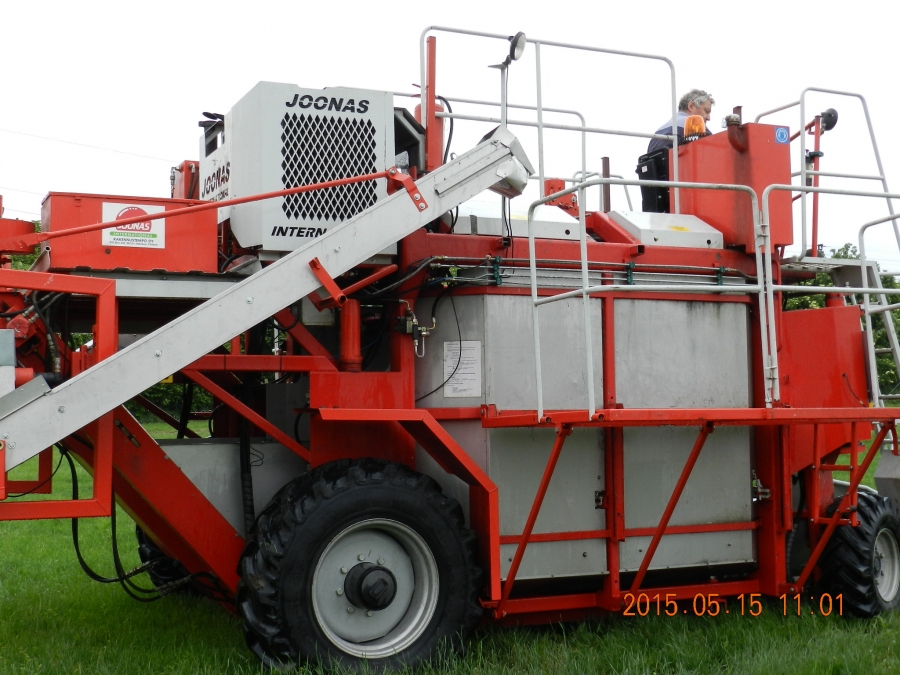 4117 Joonas 1500 berry harvester 