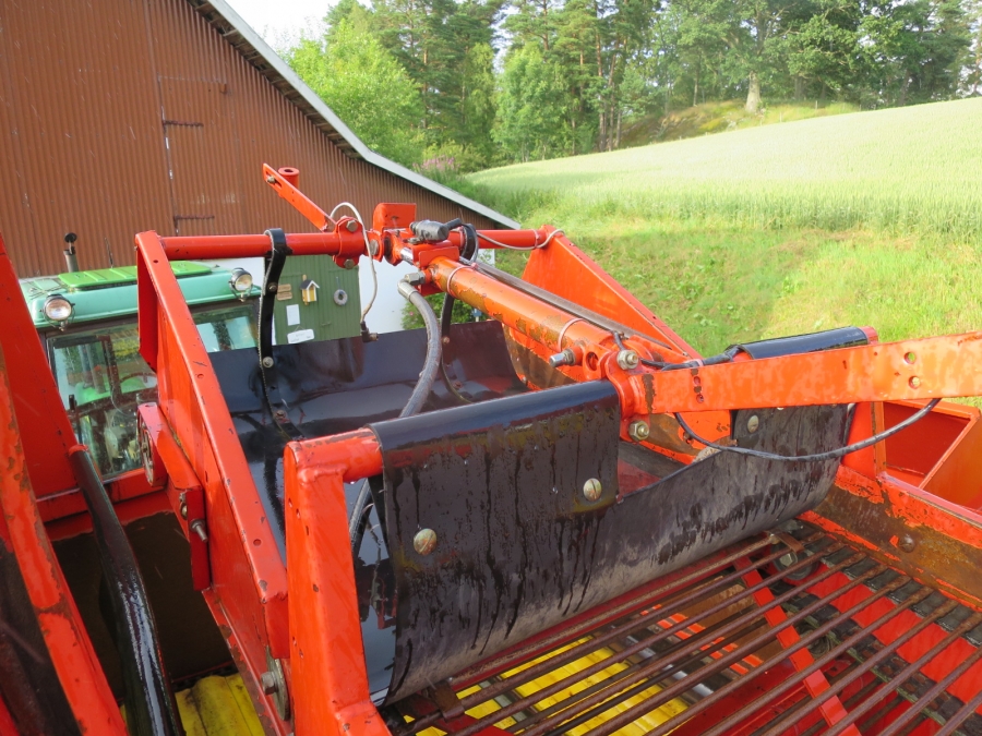 4135 Grimme SE75-30 potato harvester