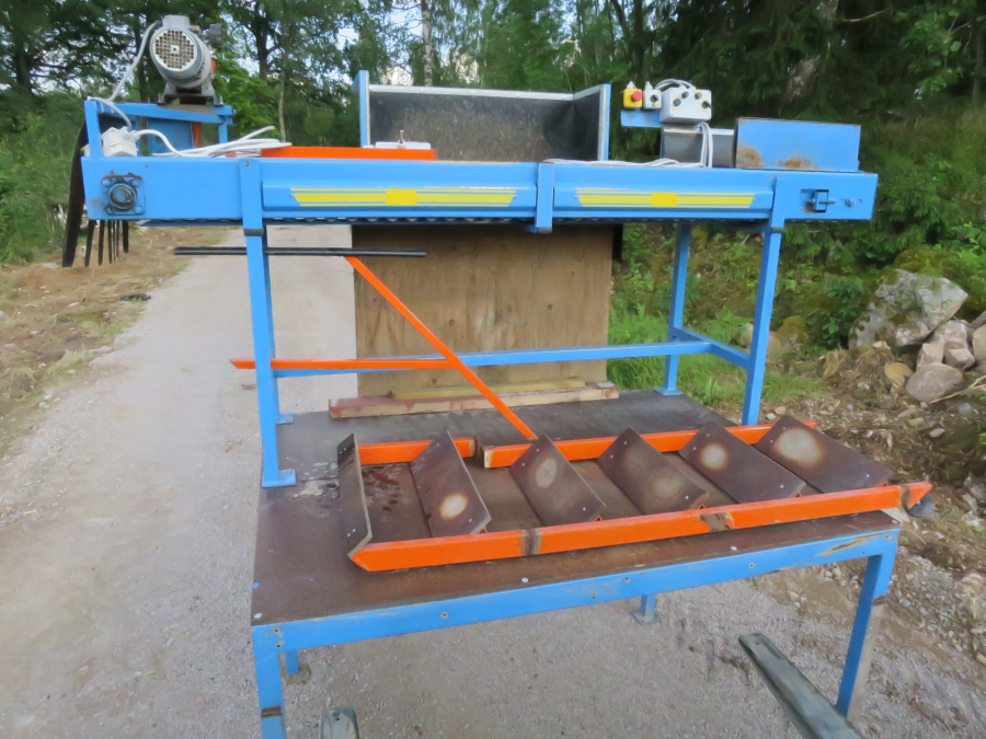 4140 EMVE roller table with platform