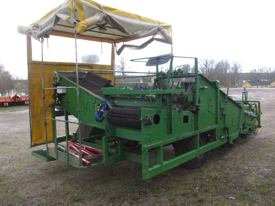 4164 Juko 1 row trailed potato harvester