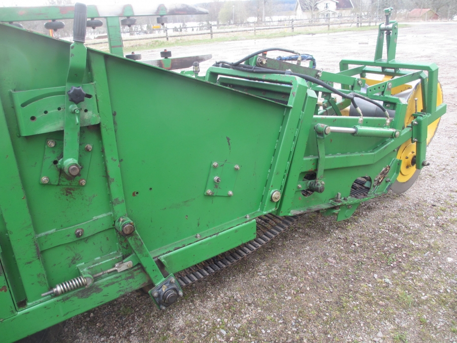4164 Juko 1 row trailed potato harvester