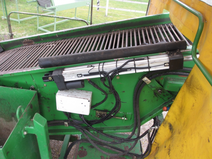 4164 Juko 1 row trailed potato harvester
