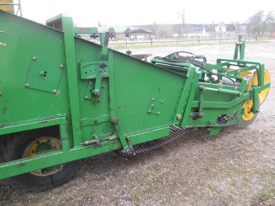 4164 Juko 1 row trailed potato harvester