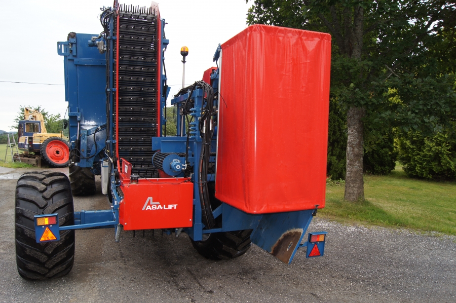 4166 Asa-Lift T-130B carrot harvester with bunker