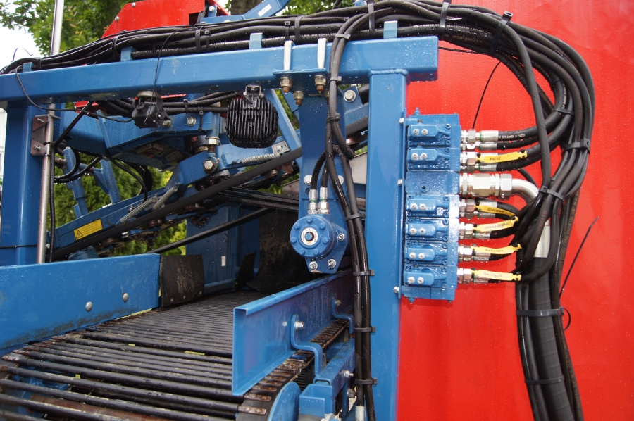 4166 Asa-Lift T-130B carrot harvester with bunker
