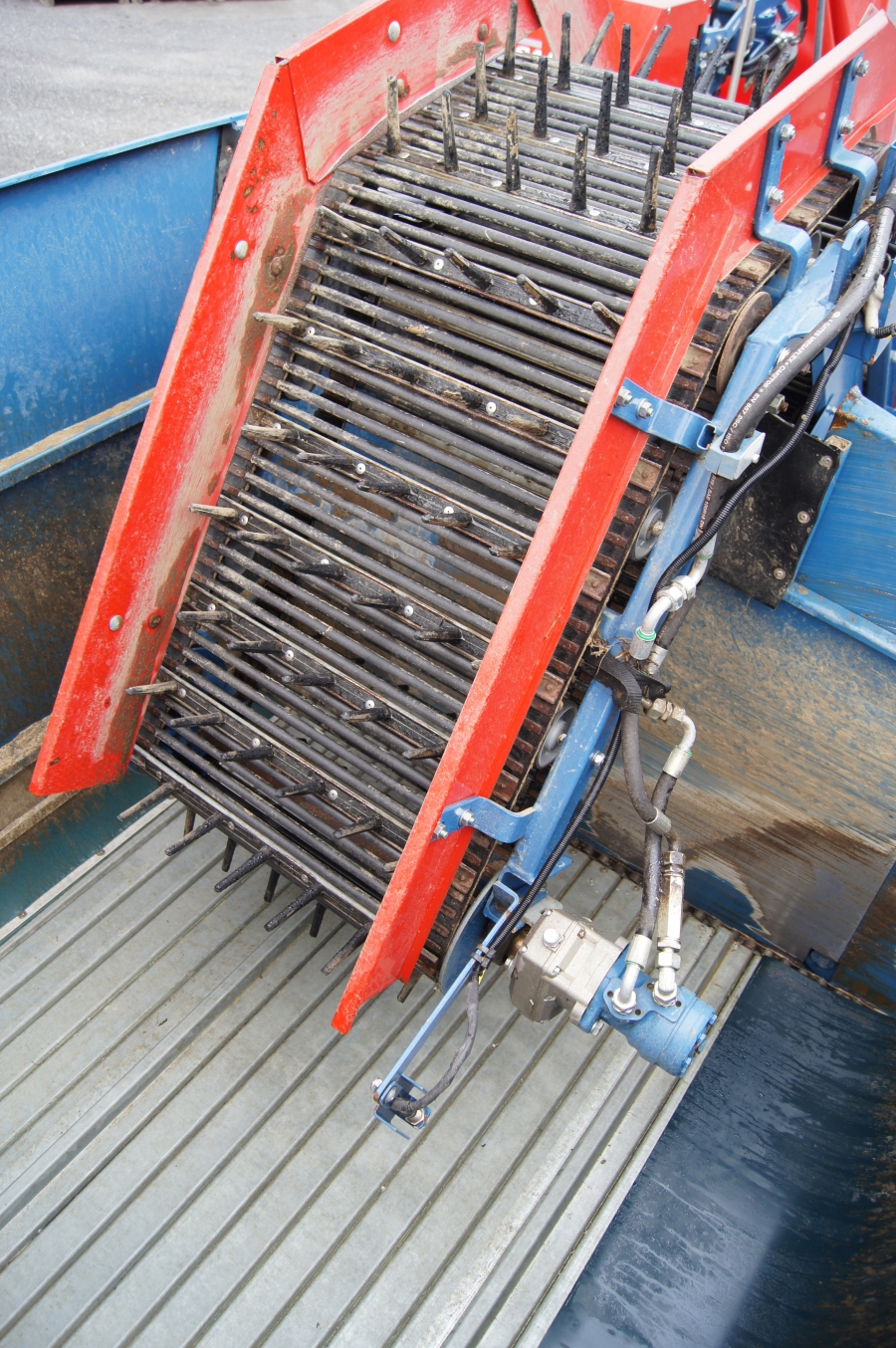 4166 Asa-Lift T-130B carrot harvester with bunker