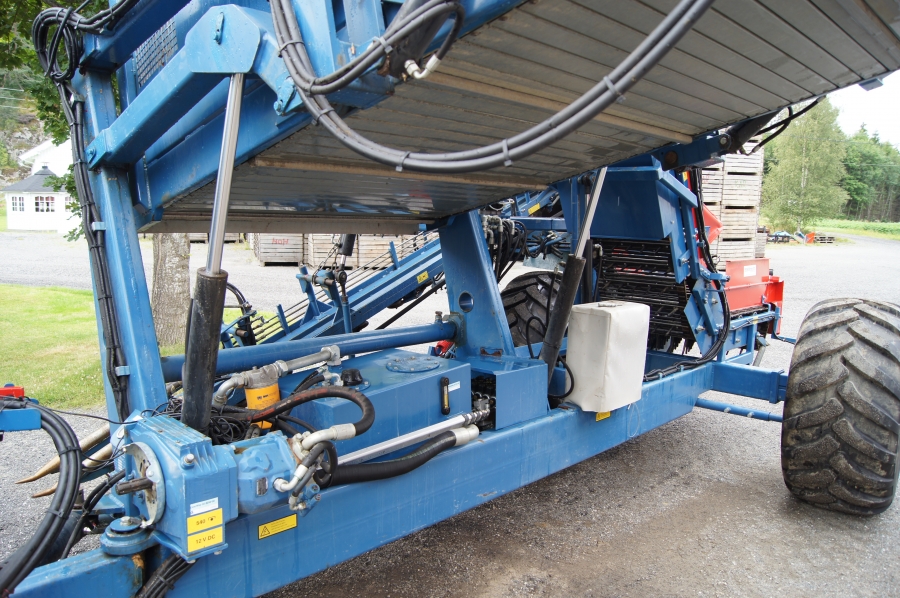 4166 Asa-Lift T-130B carrot harvester with bunker