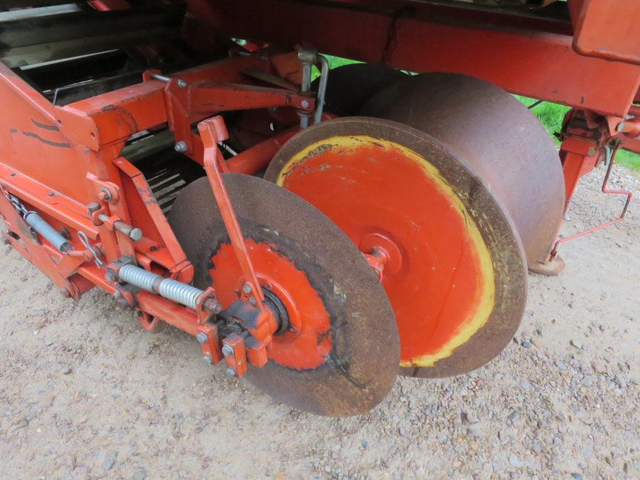 4201 Kverneland UN2100 potato harvester