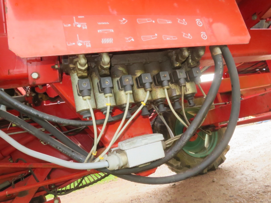 4201 Kverneland UN2100 potato harvester