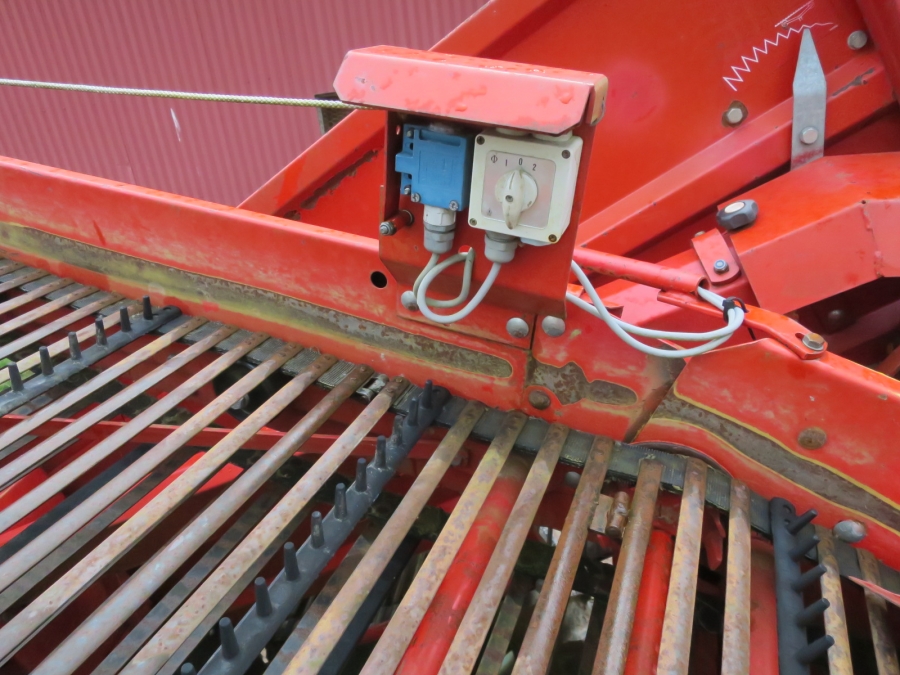 4201 Kverneland UN2100 potato harvester