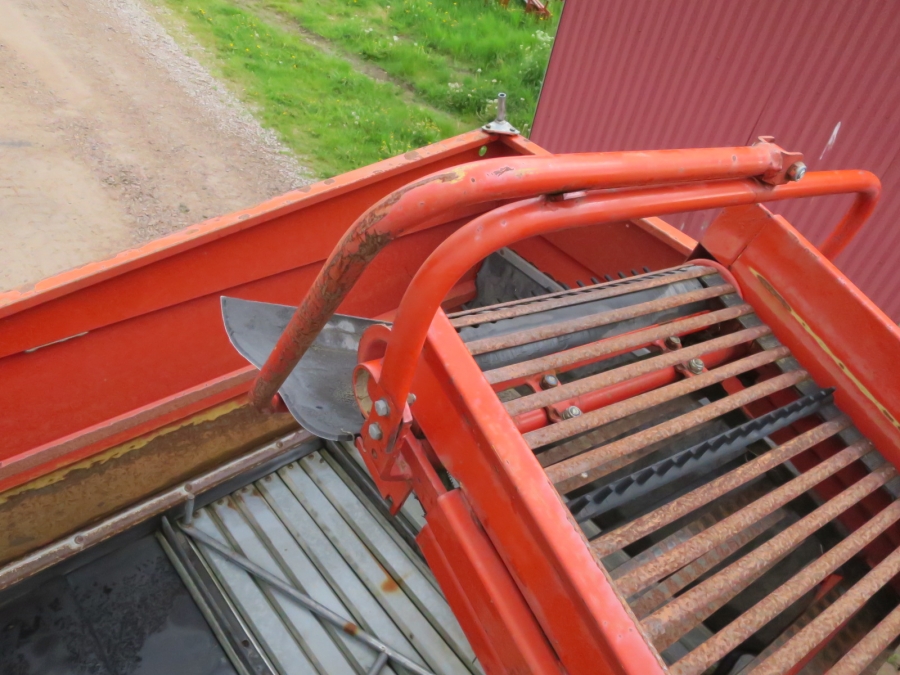 4201 Kverneland UN2100 potato harvester
