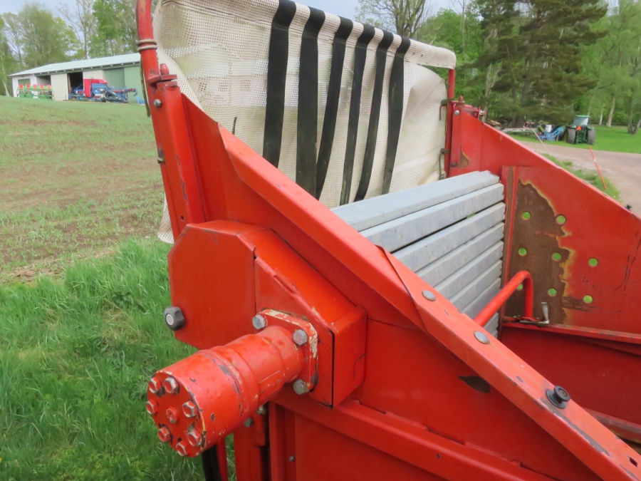 4201 Kverneland UN2100 potato harvester