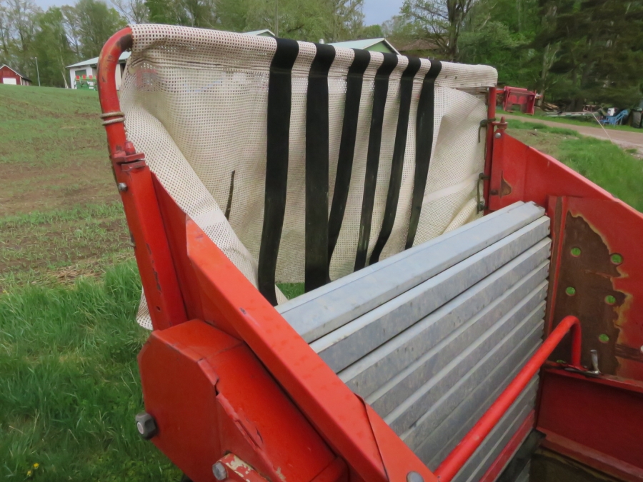 4201 Kverneland UN2100 potato harvester