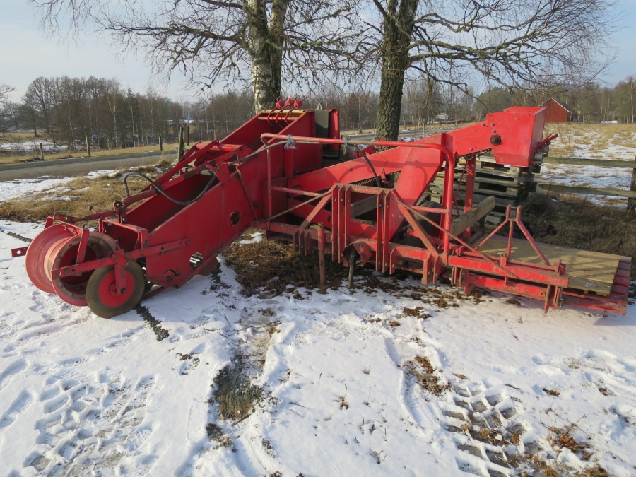 4259 Juko MIDI potato harvester mounted for box