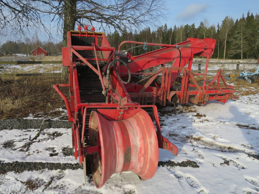4259 Juko MIDI potato harvester mounted for box