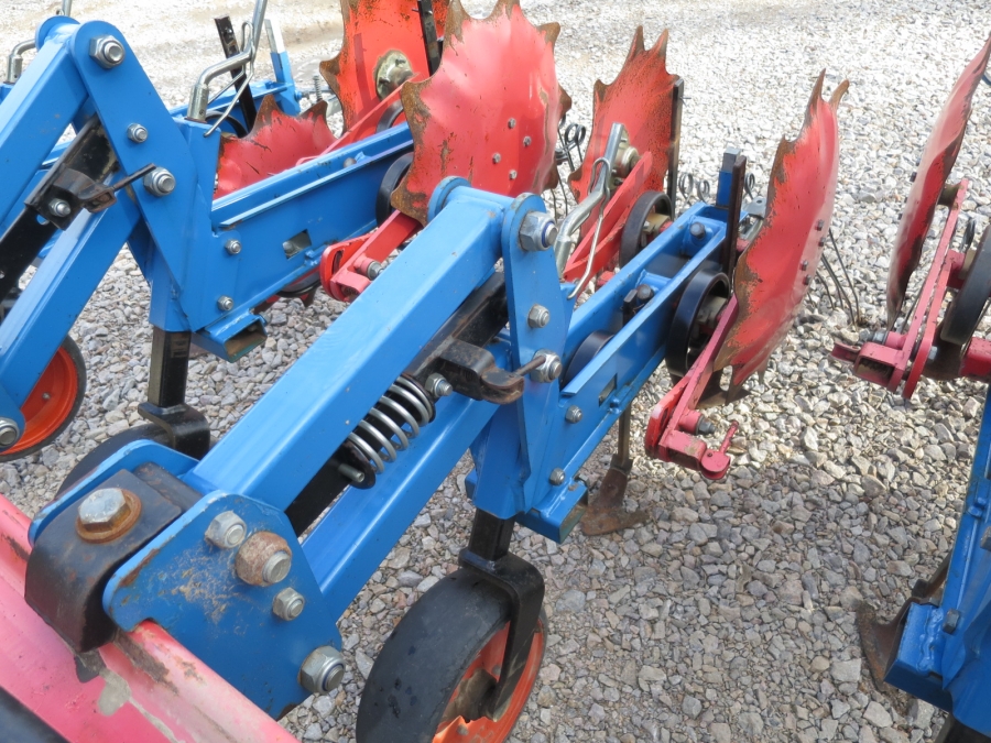 4263 Hatzenbichler row crop cleaner 7 row with steering