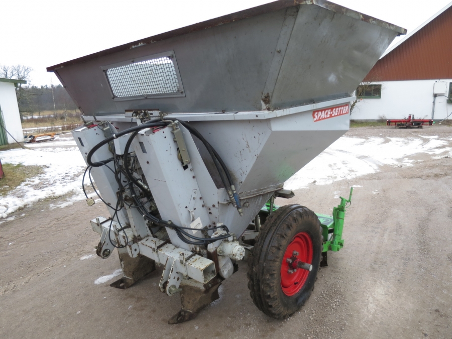 4275 Reekie potato planter 2 row with Front Fertilizer