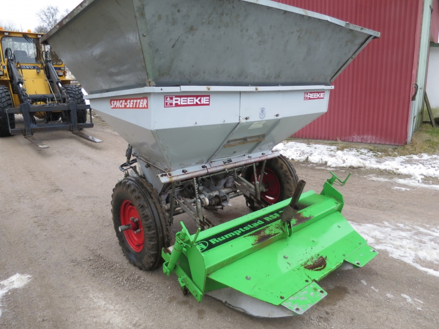 4275 Reekie potato planter 2 row with Front Fertilizer