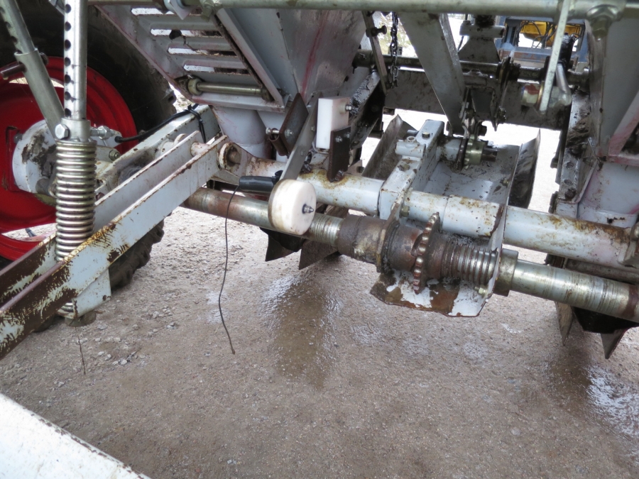 4275 Reekie potato planter 2 row with Front Fertilizer