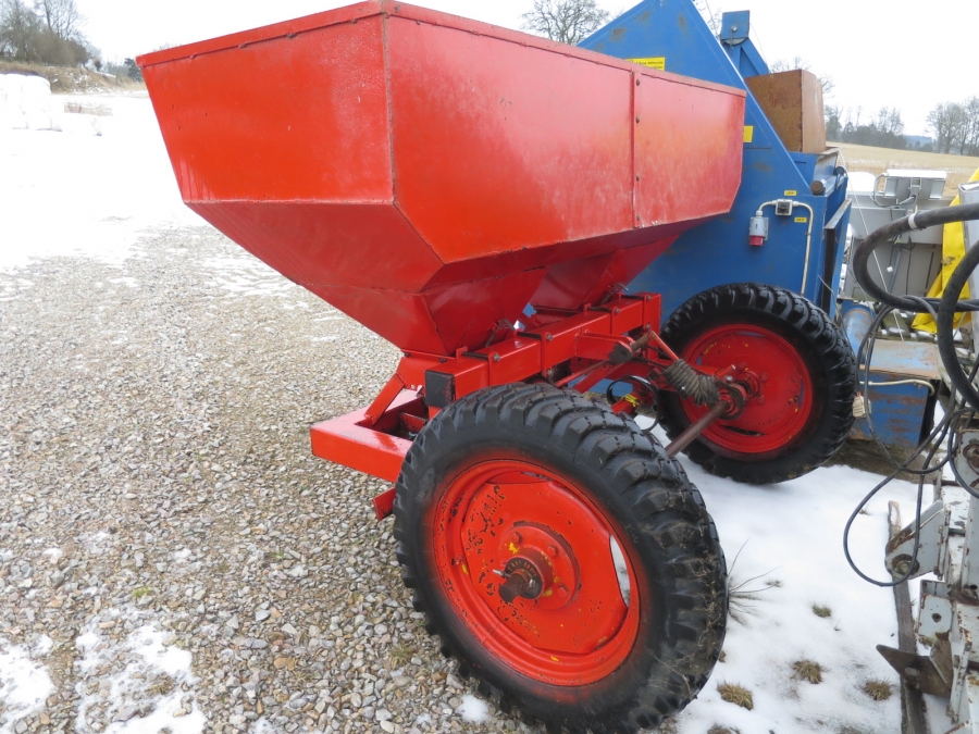 4275 Reekie potato planter 2 row with Front Fertilizer
