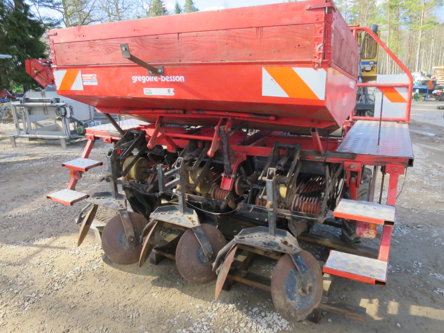4333 Gregoire Besson belt planter 3 row for bed