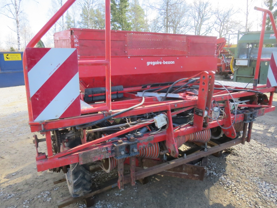 4333 Gregoire Besson belt planter 3 row for bed