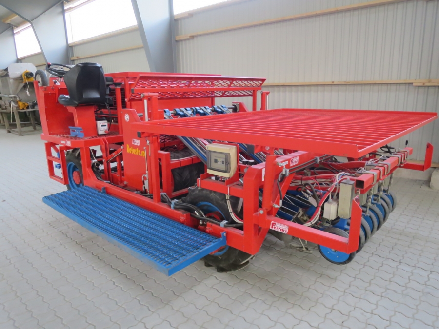 4334 Ferrari Rotostrapp selfpropelled transplanter
