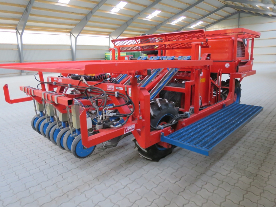 4334 Ferrari Rotostrapp selfpropelled transplanter