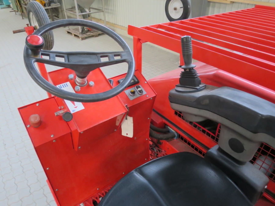 4334 Ferrari Rotostrapp selfpropelled transplanter