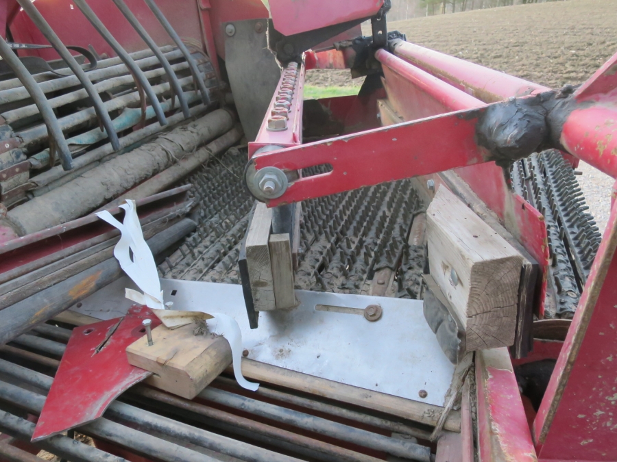 4343 Juko SUPERMIDI potato harvester mounted for box