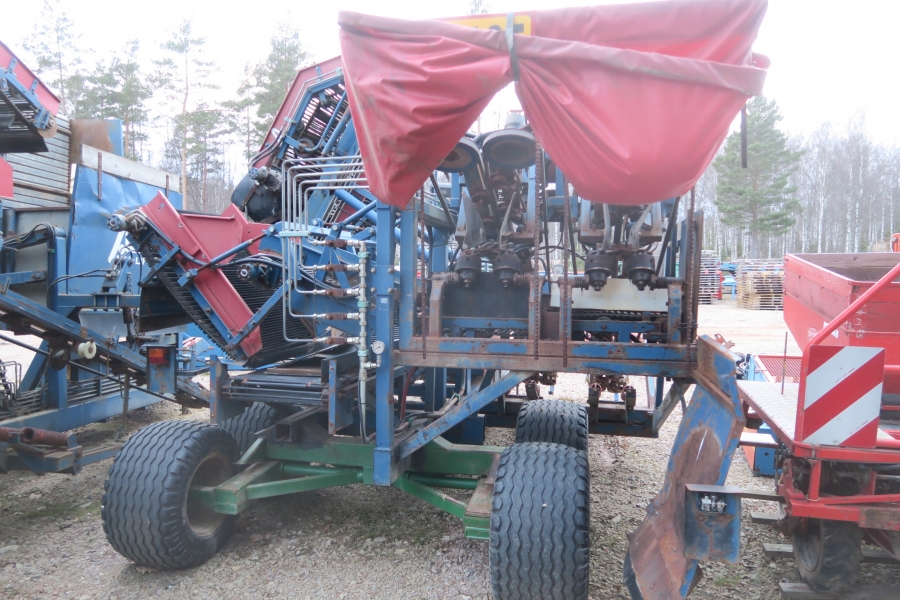 4350 Asa-Lift carrot harvester T-200E 2 row with elevator
