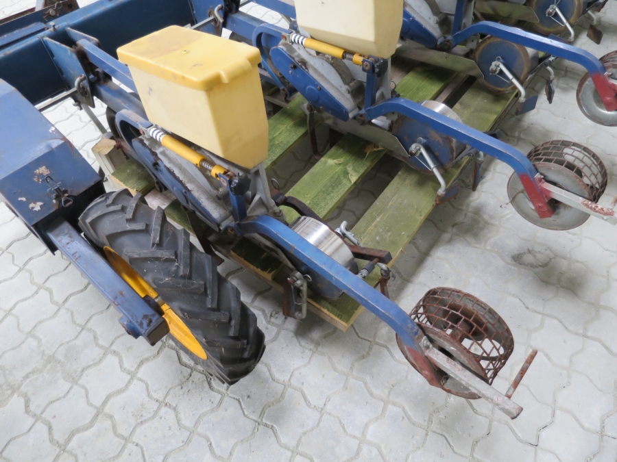 4353 Nibex 6 row precision seeder