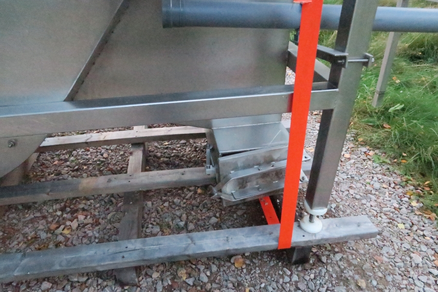 4396 Dornow Slide chain bunker with swan neck