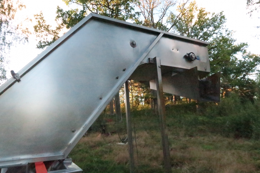 4396 Dornow Slide chain bunker with swan neck