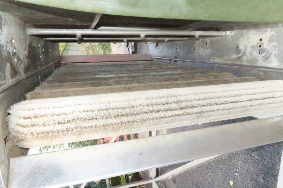 4400 EMVE stainless steel Bunker mit brush washing unit