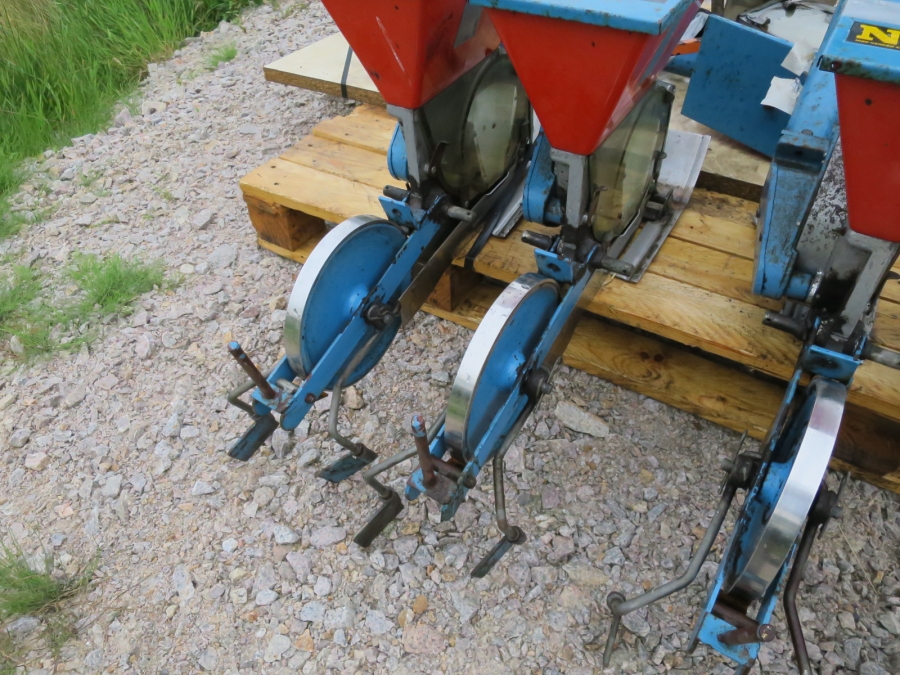 4403 Nibex 300 4 row seeder for carrots and other vegetables