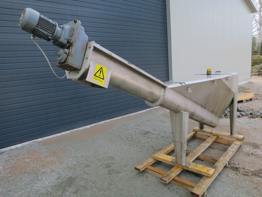 4422 bunker with screw feeder conveyor