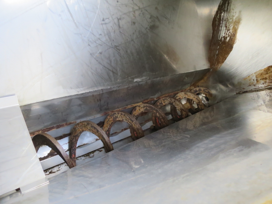 4422 bunker with screw feeder conveyor