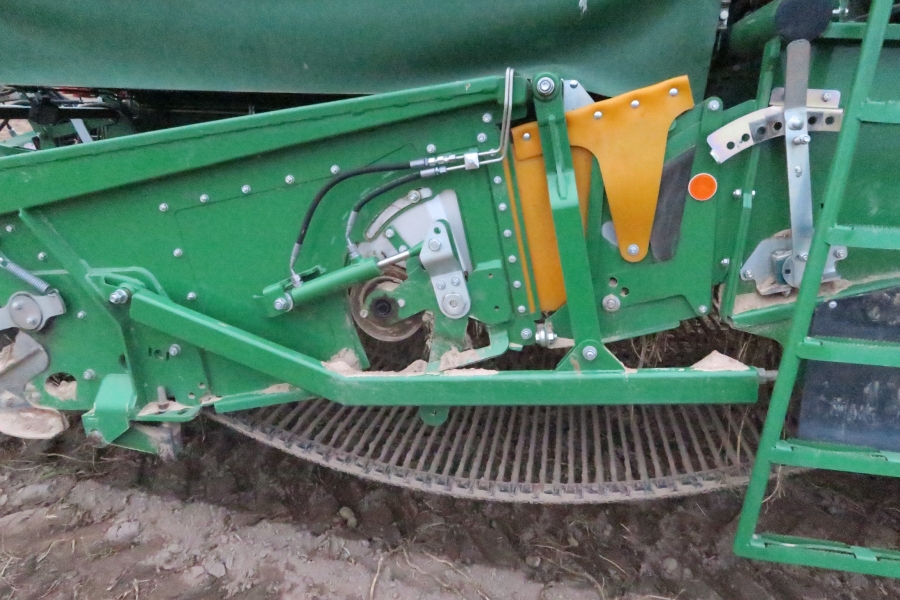 4592 Wuhlmaus WM 8500 2 row potato harvester