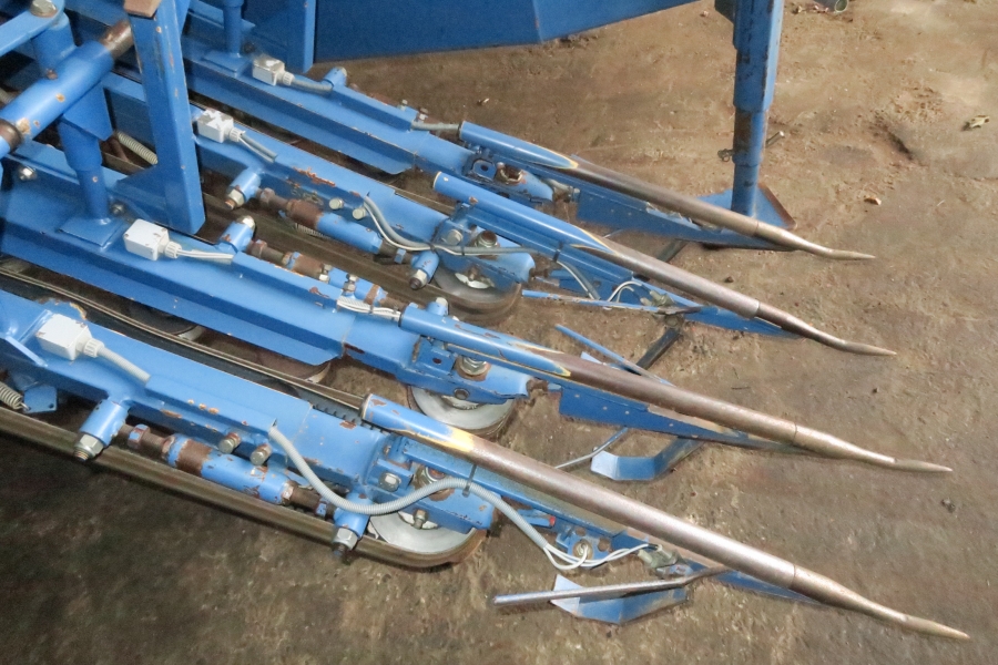 4596 Asa-Lift carrot harvester for bunch carrots