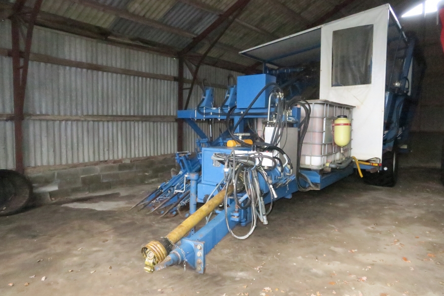 4596 Asa-Lift carrot harvester for bunch carrots