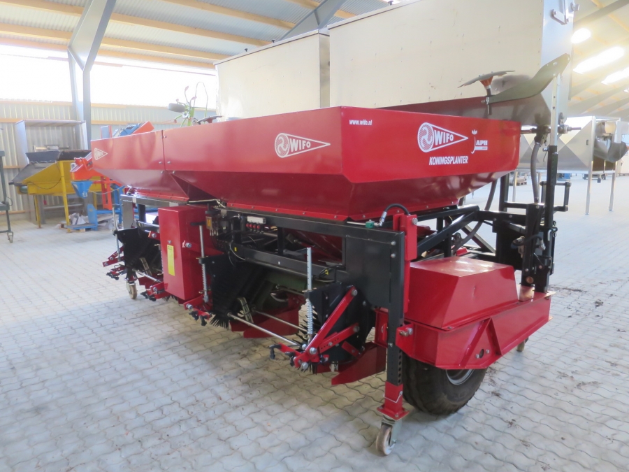 4598  Koningsplanter 4 row potato planter AS NEW