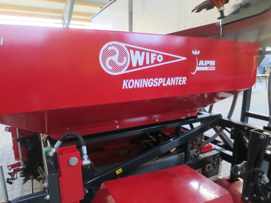 4598  Koningsplanter 4 row potato planter AS NEW